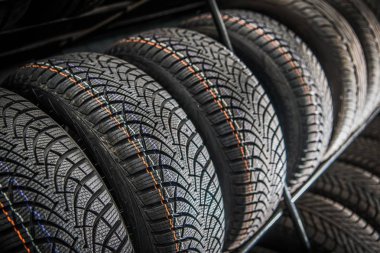 Otomotiv sektörü yeni araba lastikleri raf içinde otomatik parça dükkanı.