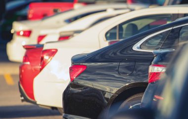 Modern arabalar dolu otopark. Park alanı sorunu. Otomotiv ve ulaşım Tema.