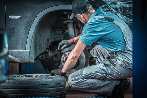 Kaukasischer Automechaniker Bei Der Arbeit Auto Service Job — Stockfoto