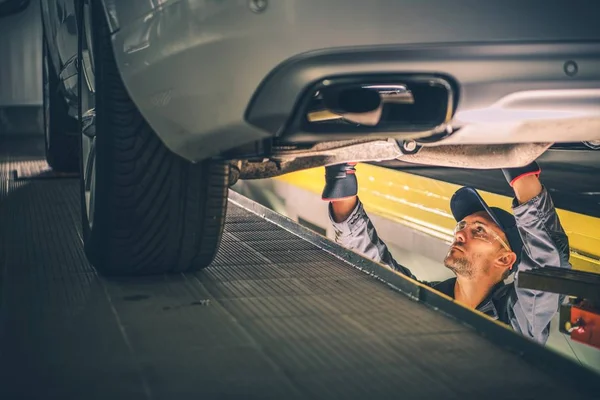 Técnico Diagnóstico Coche Debajo Del Vehículo Industria Automotriz —  Fotos de Stock