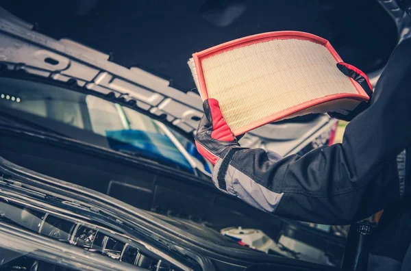 Moderner Austausch Von Fahrzeugluftfiltern Automechaniker Mit Nagelneuem Filter Der Hand — Stockfoto