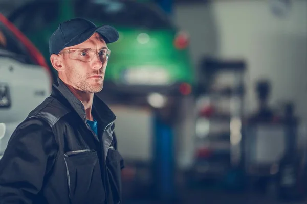 Retrato Mecânico Carro Caucasiano Auto Service Worker Sua 30S — Fotografia de Stock