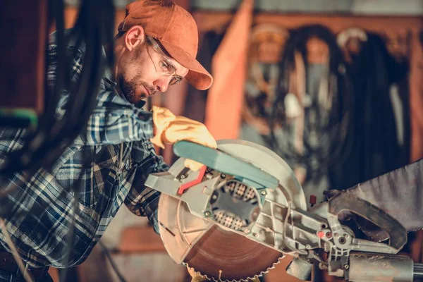 Circulaire Hout Zag Baan Kaukasische Aannemer Arbeider Apparatuur — Stockfoto