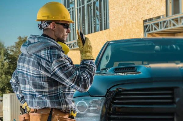 Bauleiter Walkie Talkie Anruf Kaukasischer Arbeiter Seinen Dreißigern — Stockfoto