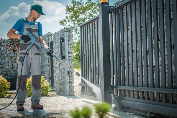 Casa Driveway Pressão Portão Lavagem Por Homens Caucasianos — Fotografia de Stock