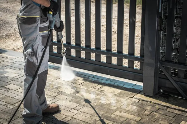 Driveway Gate Pressure Washing Cleaning House Surroundings — Stock Photo, Image