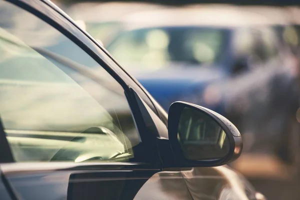 Nowoczesny Transport Koncepcja Zdjęcie Drzwi Samochodu Zewnątrz Lustro Zbliżenie Zdjęcie — Zdjęcie stockowe