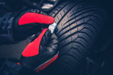 Otomotiv Sanayi. Araba tekerlek Dengeleme ve işçi el lastik ağırlığının.