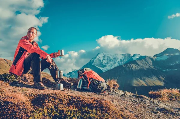 Ζεστό Ρόφημα Ένα Μονοπάτι Καυκάσιος Backpacker Στα Του Σύντομο Διάλειμμα — Φωτογραφία Αρχείου