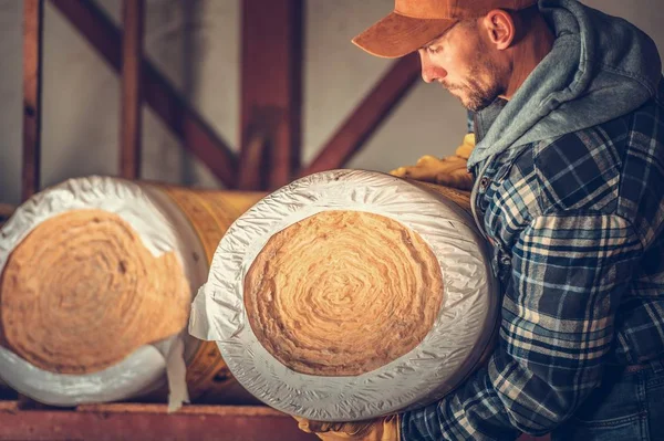 Isoliermaterialkauf Mineralwolle Rollen — Stockfoto