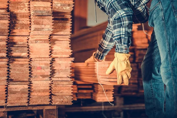 Pile Planks Caucasian Contractor Choosing Right Wood Planks — Stock Photo, Image