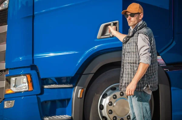 Autista Camionista Professionista Uomini Caucasici Fronte Blue Modern Semi Truck — Foto Stock