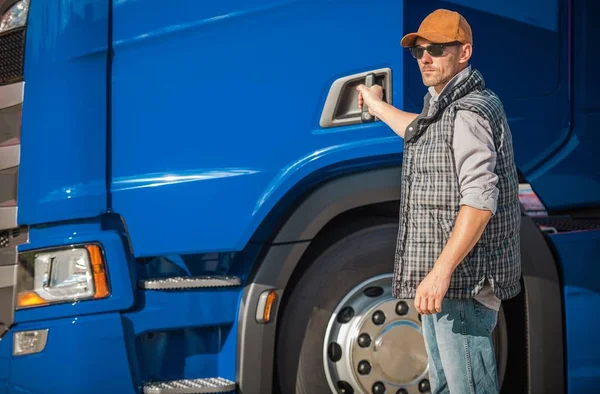 Beruf Lkw Fahrer Kaukasische Männer Vor Einem Blauen Modernen Sattelschlepper — Stockfoto