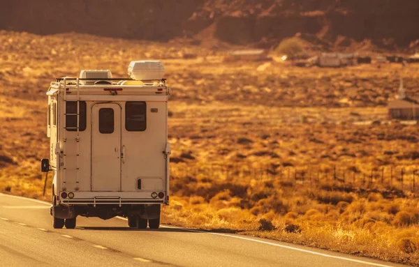 Vrachtwagen Camper Road Trip Door Noord Arizona Recreatievoertuigen Travel Industrie — Stockfoto