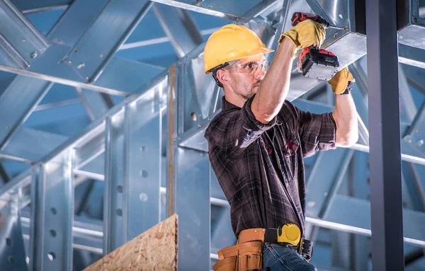 Worker Building Skeleton Steel Frame Attaching Metal Elements Construction Industry — Stock Photo, Image