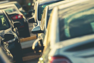 Tam araçlık otopark. Otomotiv ve ulaşım sanayi kavramı.