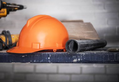 Baş Emanet inşaat yeri ve turuncu zor şapka.