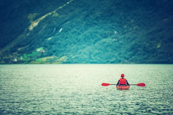 Journée Active Dans Kayak Kayaker Caucasien Sur Lac Glaciaire — Photo