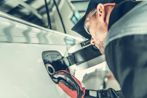 Car Tank Gasket Problem Auto Service Technician Looking Potential Issues — Stock Photo, Image