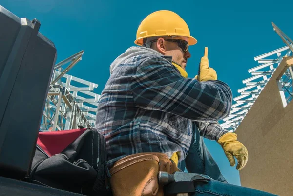 Bouwvakker Site Met Walkie Talkie Gesprek Met Andere Bemanningslid Nemen — Stockfoto