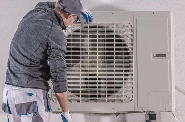 Moderne Warmtepomp Reparatie Door Kaukasische Technicus Zijn 30S Huis Verwarming — Stockfoto