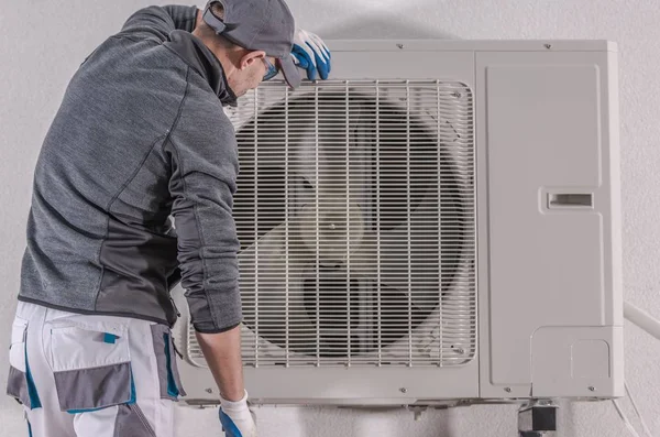 Reparação Moderna Bomba Calor Pelo Técnico Caucasiano Seus Anos Tecnologias — Fotografia de Stock