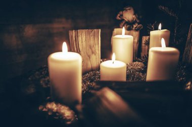 Mevsimlik mum dekorasyon ahşap elemanları ile. Sepya rengi sınıflandırma.