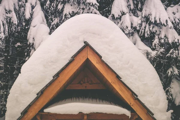 大雪天气概念 大雪覆盖的木制建筑元素 — 图库照片