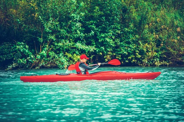 Kayak Lago Escénico Deportista Caucásico Unos Años Remando Kayak —  Fotos de Stock