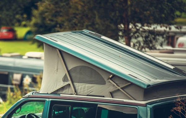 車の屋根のテントのキャンピングカーのバンのキャンプします 外出先での休暇 — ストック写真