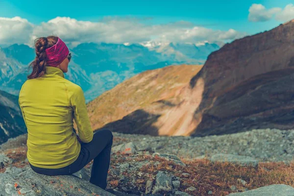 Mujer Excursionista Sendero Montaña Relajarse Una Roca Disfrutar Vista —  Fotos de Stock