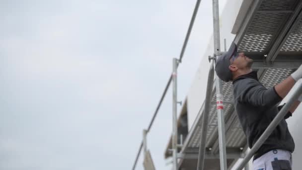 Bouwvakker Een Steiger Residentieel Gebouw Isolatie Installer — Stockvideo