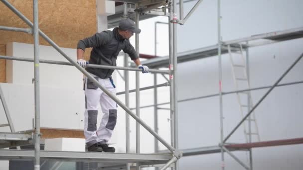 Trabajador Construcción Caucásico Mirando Alrededor Desde Andamio — Vídeo de stock