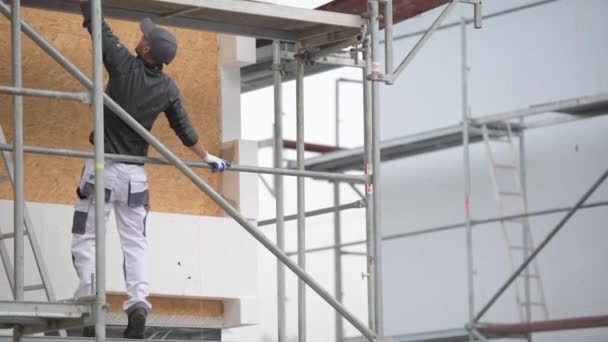 代の白人の建設労働者によって建物の断熱材 — ストック動画