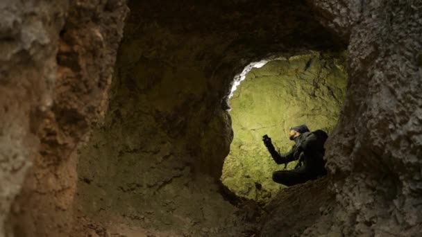 Kaukasiska Caver Hans 30S Natursköna Grotto Utforska Grottor Tema — Stockvideo