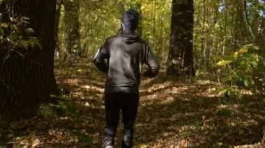 Erkekler ağır çekimde çalıştırıyor. Beyaz sporcu günlük koşu kısa alarak.