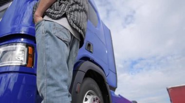 Kamyon şoförü onun yeni traktör önünde. Closeup Video. Avrupa ulaşım.