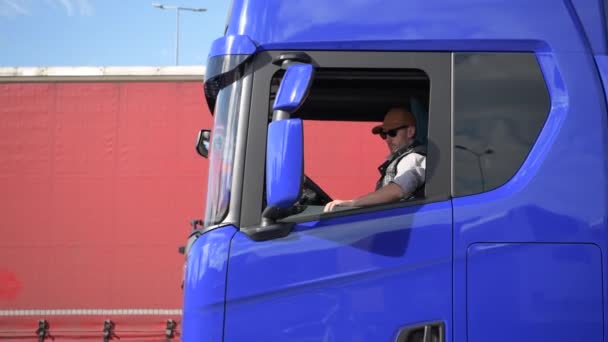 白种人卡车司机在他的30多岁在现代欧洲半卡车 — 图库视频影像
