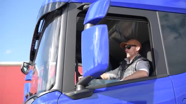 卡车司机在他的30多岁在现代欧洲半卡车采取短刹车 — 图库视频影像