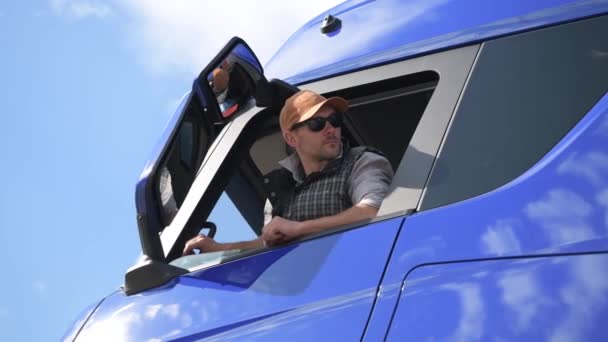 航运和货运行业 白种人欧洲卡车司机在他的30多岁环顾四周从一个车轮后面 — 图库视频影像