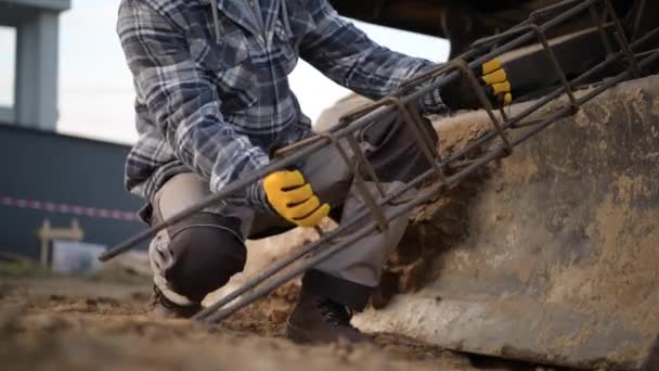 Trabajador Construcción Con Elemento Aplicación Construcción Metal Tomando Freno Corto — Vídeo de stock