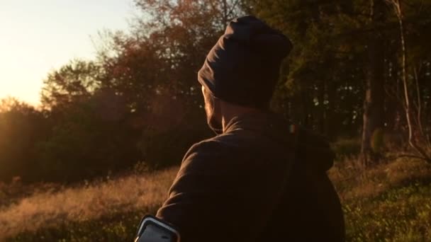 Aire Libre Con Auriculares Disfrutando Puesta Sol Escénica Bosque Grabación — Vídeo de stock