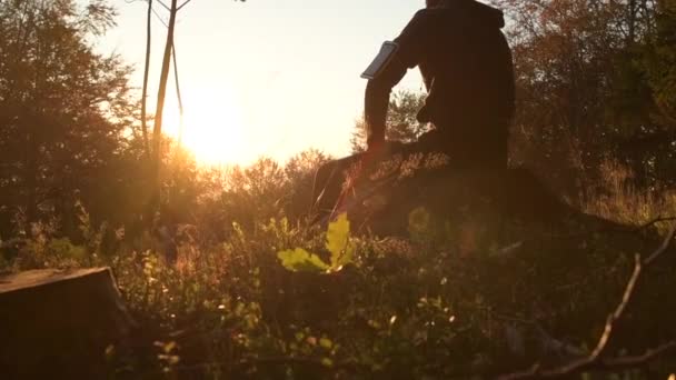 Buiten Actieve Mannen Genieten Van Prachtige Zonsondergang Een Forest Slow — Stockvideo