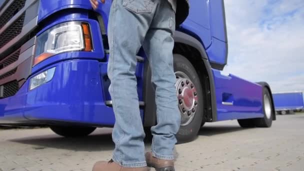 2018 マウォポルスカ県クラクフ ユーロ半トラックの運転手と彼のトラック 交通機関や自動車のテーマ — ストック動画