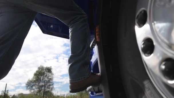 Chauffeur Camion Entrant Dans Semi Cabine Transports Européens Vidéo Gros — Video