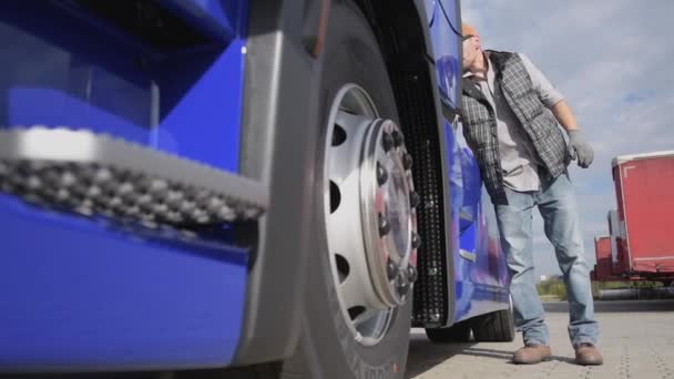 Lkw Fahrer Macht Letzten Sicherheitscheck Vor Verlassen Des Laderaums — Stockvideo