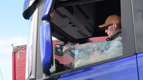 Motorista Caminhão Comprando Novo Veículo Para Sua Empresa Carga — Vídeo de Stock