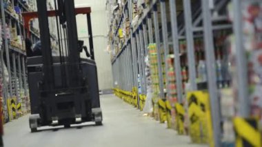 Forklift operatörü ambarda çalışan