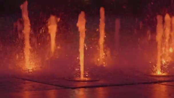 カラフルな照らされた噴水夜ショーの時間 — ストック動画
