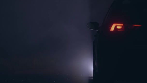 Guidare Auto Condizioni Nebbia Pesante Notte Filmato Del Primo Piano — Video Stock